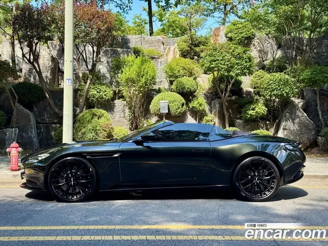 Aston Martin DB11 2023 4.0 автомат (гидро), миниатюра 3
