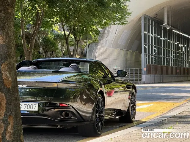 Aston Martin DB11 2023 4.0 автомат (гидро), миниатюра 8