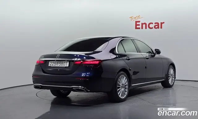 Mercedes-Benz E-Class 2022 2.0 автомат (гидро), миниатюра 2