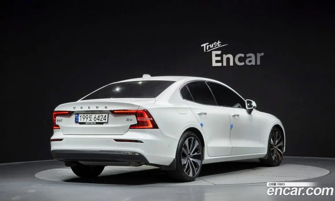 Volvo S60 2023 2.0 автомат (гидро), фото 2 Volvo S60 2023 2.0 автомат (гидро), фото 2