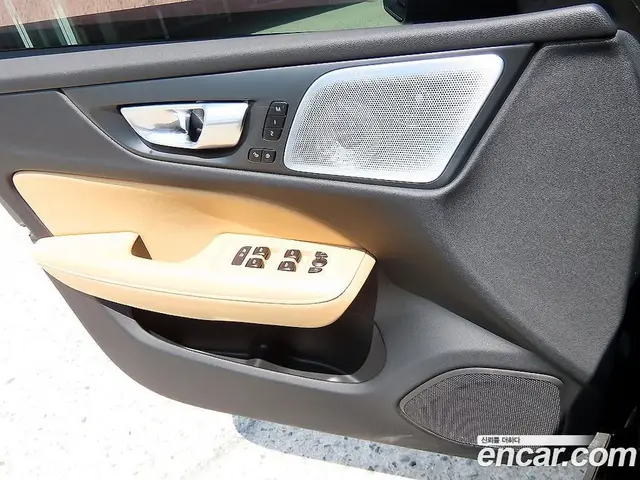 Volvo V60 2022 2.0 автомат (гидро), миниатюра 12
