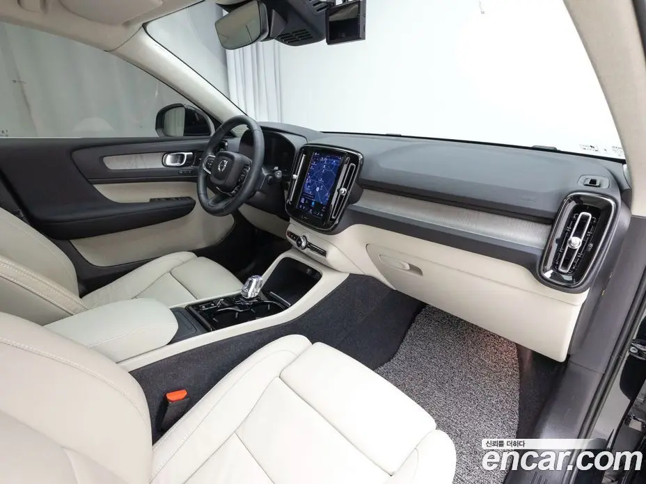 Volvo XC40 2023 2.0 автомат (гидро), фото 13