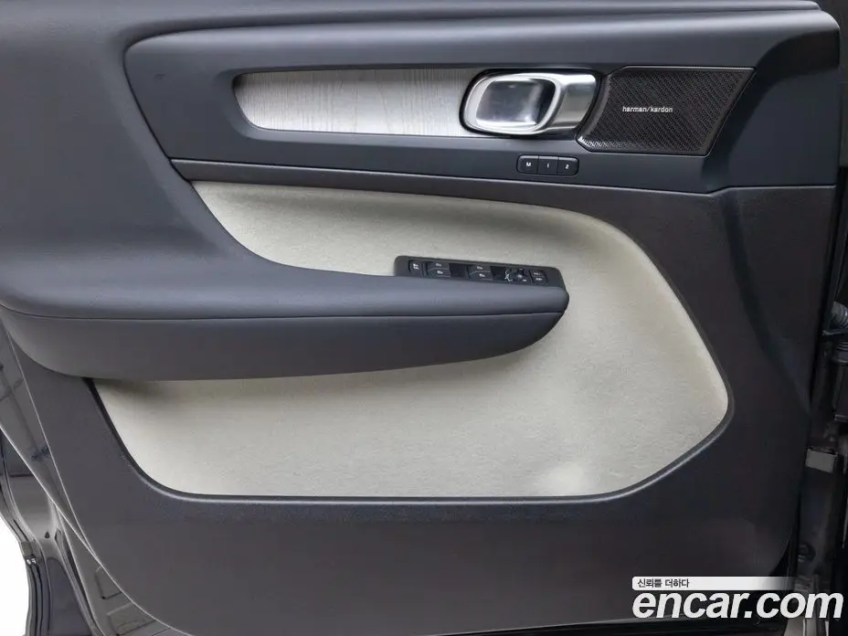 Volvo XC40 2023 2.0 автомат (гидро), фото 17