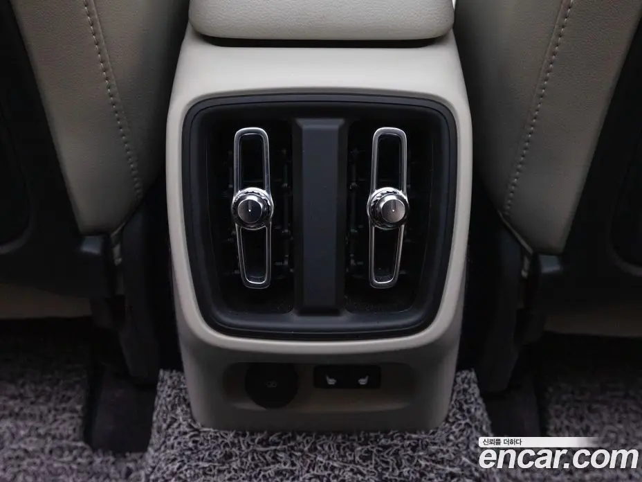 Volvo XC40 2023 2.0 автомат (гидро), фото 18