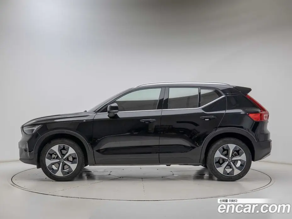 Volvo XC40 2023 2.0 автомат (гидро), фото 4