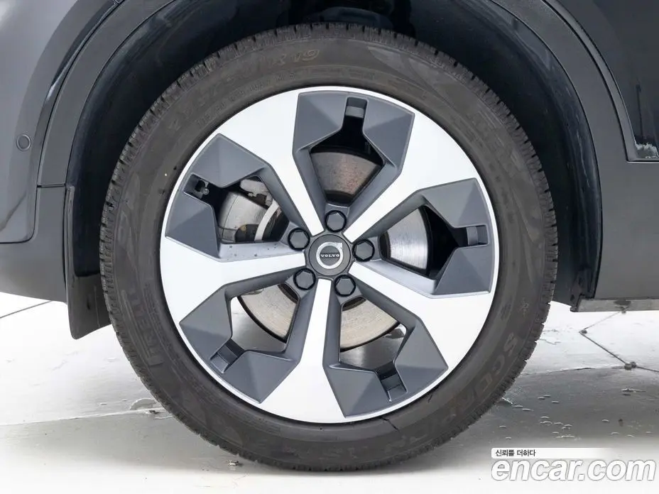 Volvo XC40 2023 2.0 автомат (гидро), фото 6