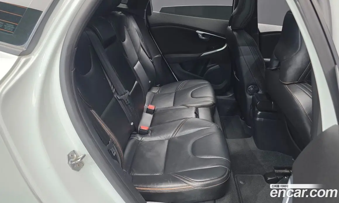 Volvo V40 2018 2.0 автомат (гидро), фото 12