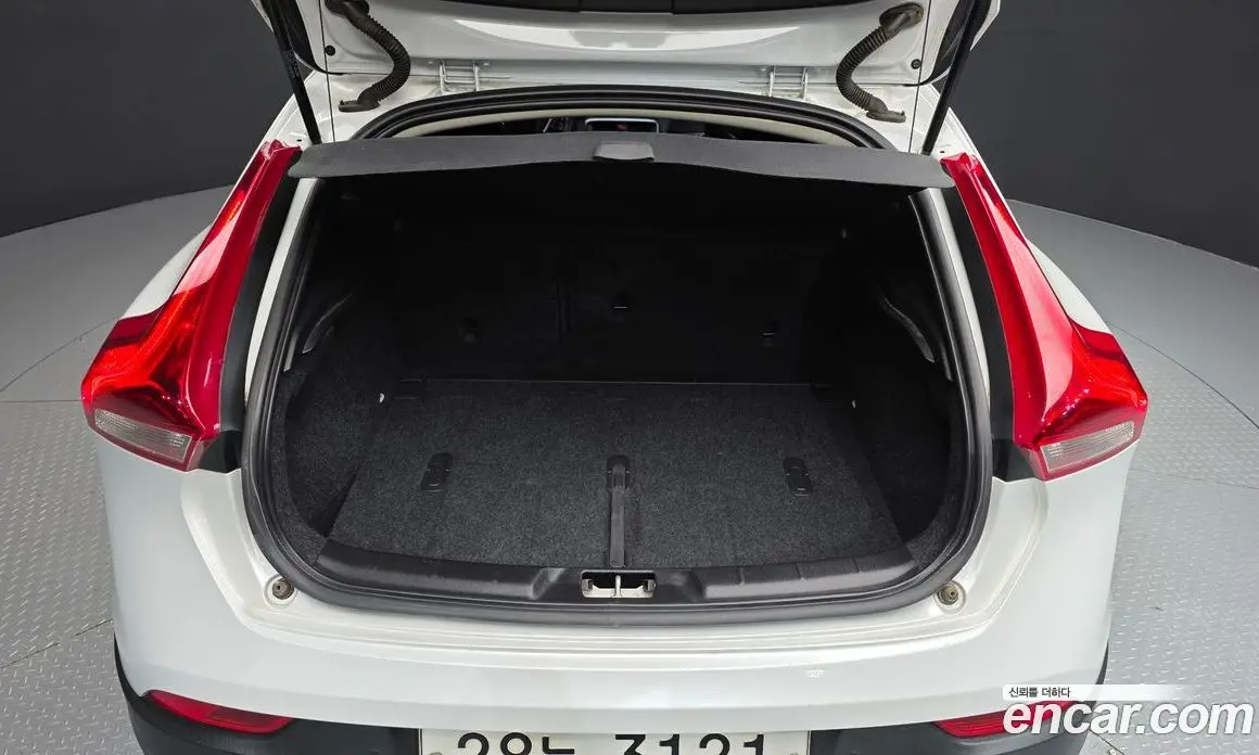 Volvo V40 2018 2.0 автомат (гидро), фото 20
