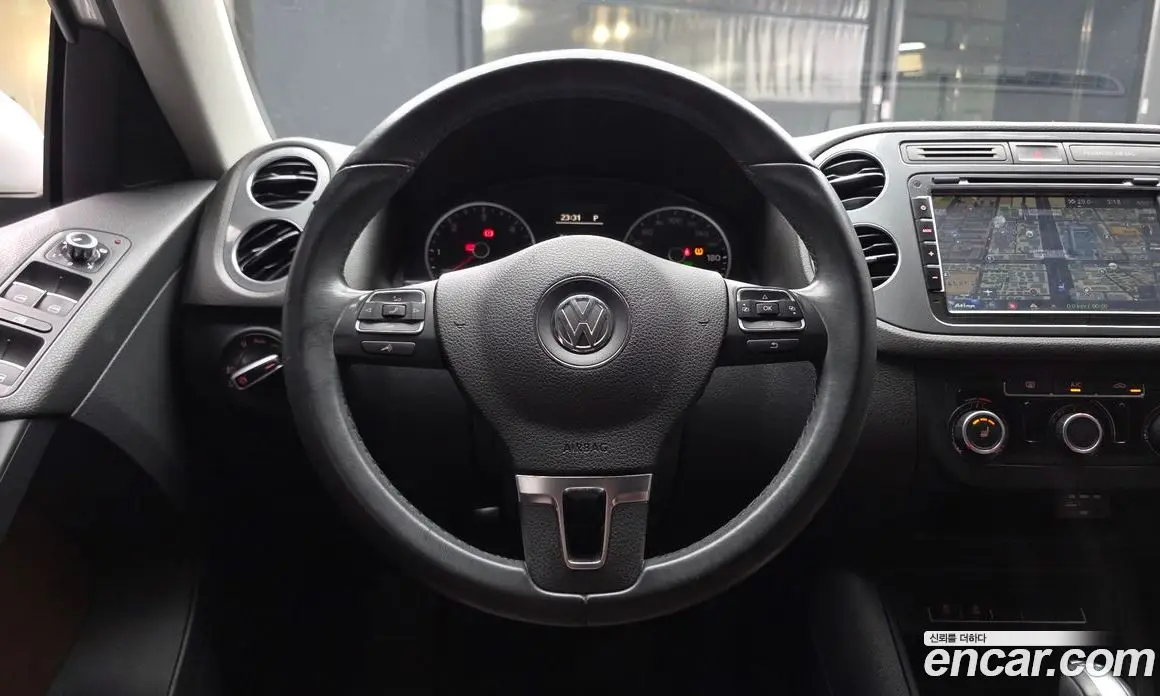 Volkswagen Tiguan 2015 2.0 автомат (гидро), фото 13