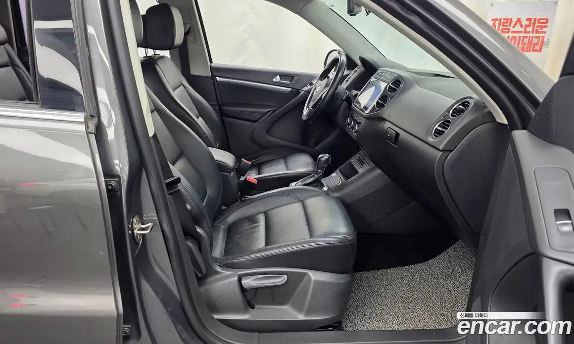 Volkswagen Tiguan 2012 2.0 автомат (гидро), фото 11