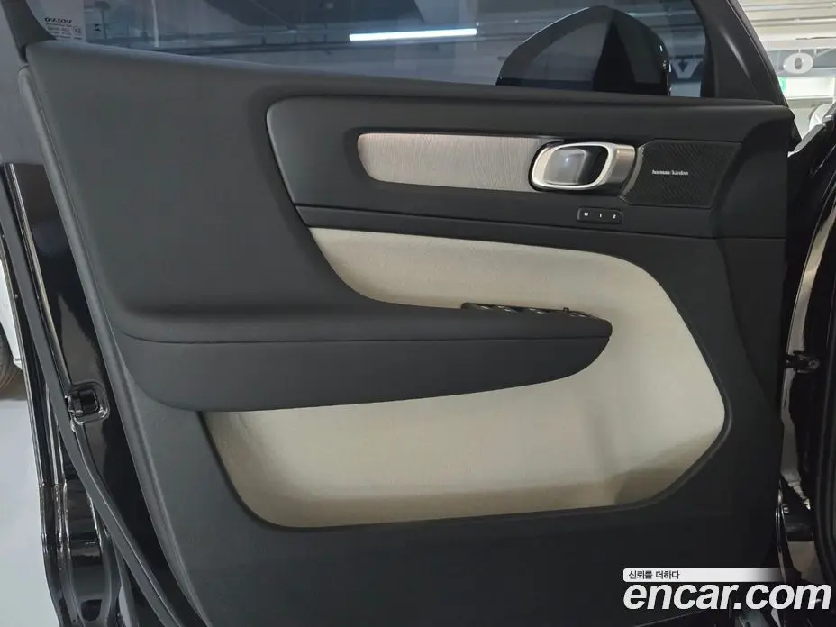 Volvo XC40 2026 2.0 автомат (гидро), фото 14