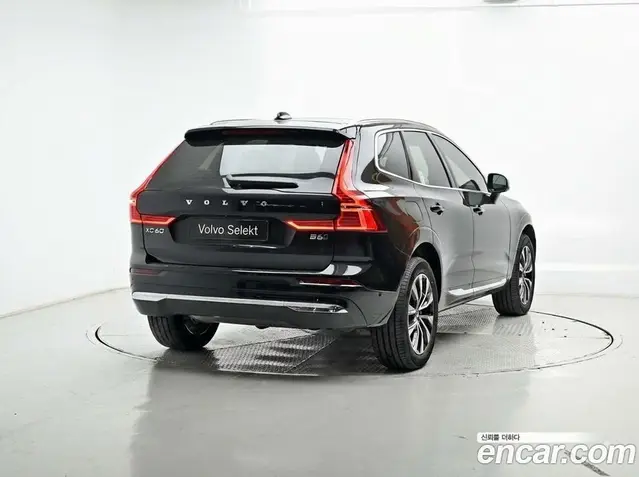 Volvo XC60 2023 2.0 автомат (гидро), миниатюра 2