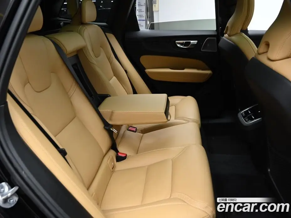 Volvo XC60 2023 2.0 автомат (гидро), фото 12