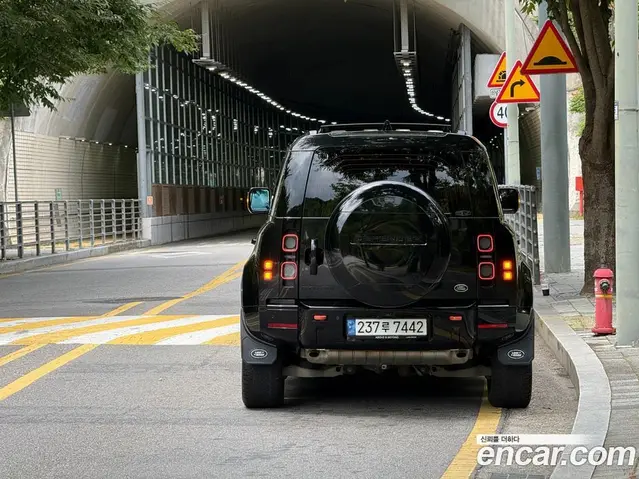 Land Rover Defender 2023 3.0 автомат (гидро), миниатюра 5