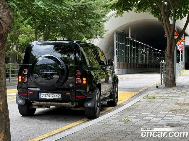 Land Rover Defender 2023 3.0 автомат (гидро), миниатюра 6