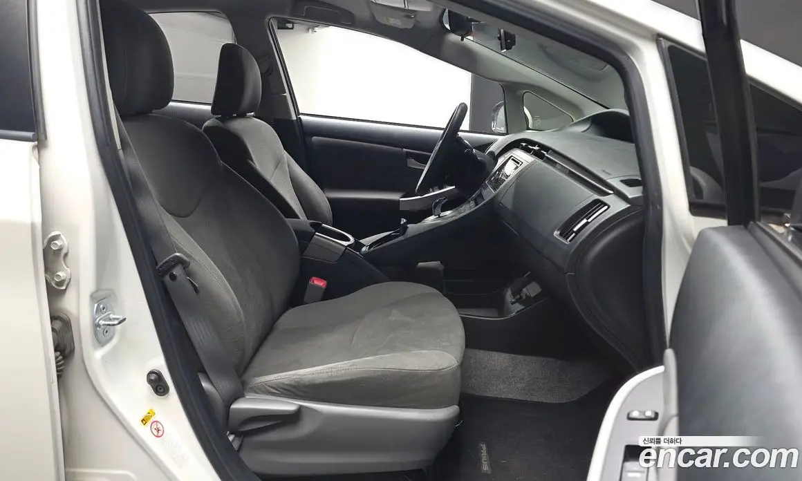 Toyota Prius 2012 1.8 автомат (гидро), фото 11 Toyota Prius 2012 1.8 автомат (гидро), фото 11