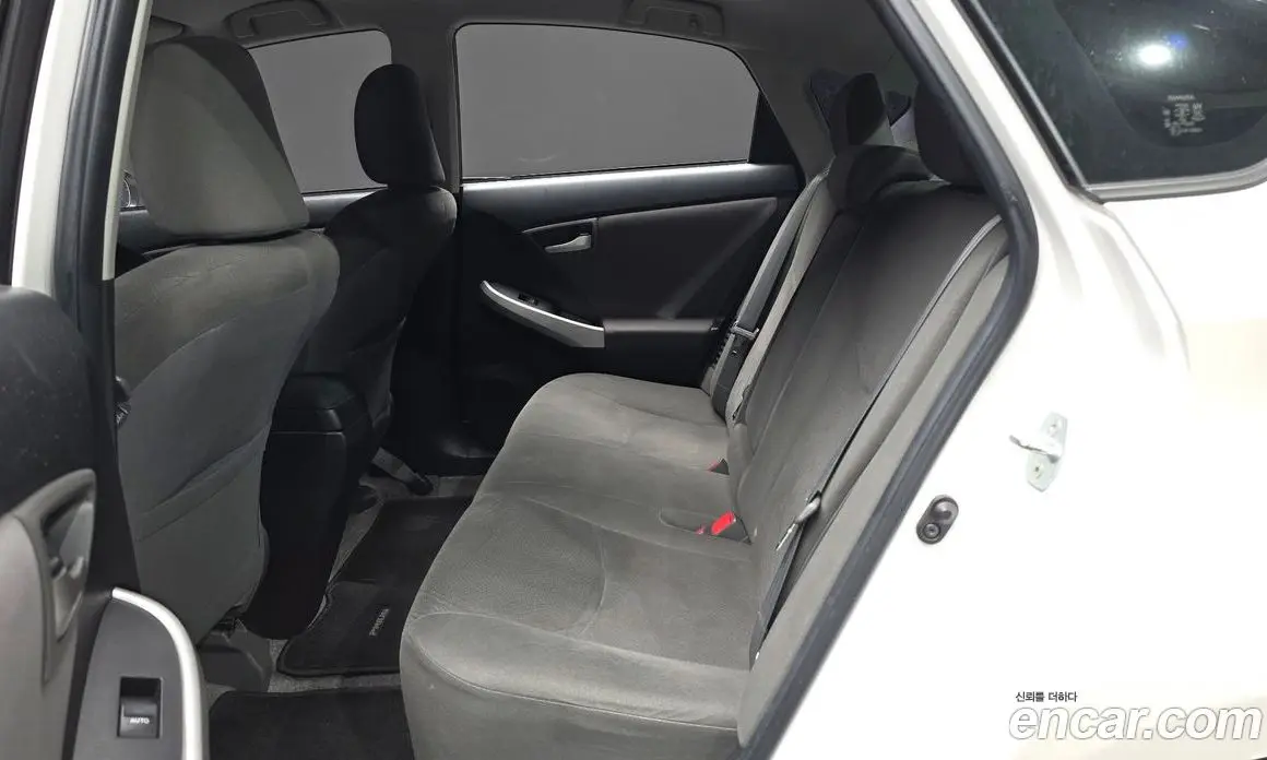 Toyota Prius 2012 1.8 автомат (гидро), фото 12 Toyota Prius 2012 1.8 автомат (гидро), фото 12