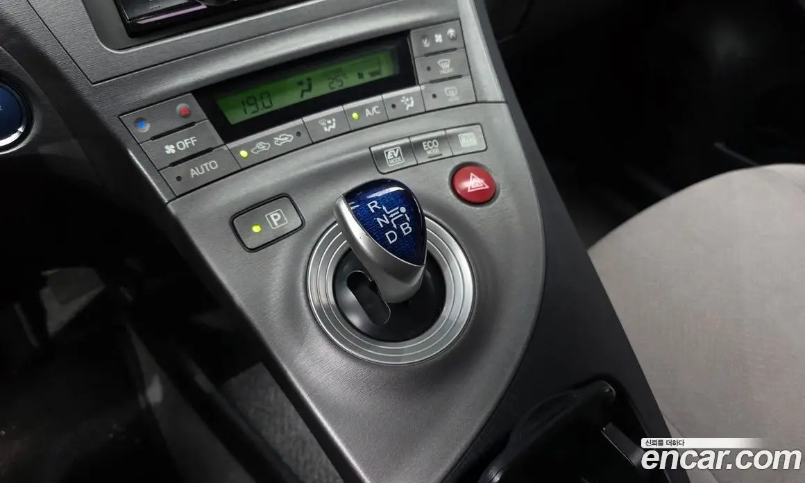 Toyota Prius 2012 1.8 автомат (гидро), фото 9 Toyota Prius 2012 1.8 автомат (гидро), фото 9