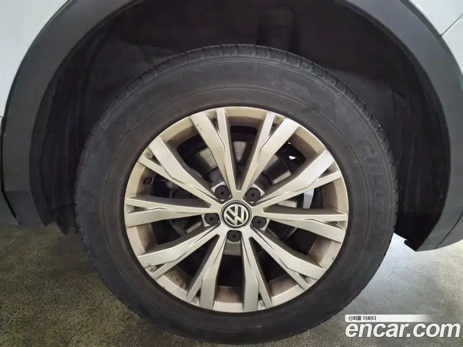 Volkswagen Tiguan 2018 2.0 автомат (гидро), фото 17
