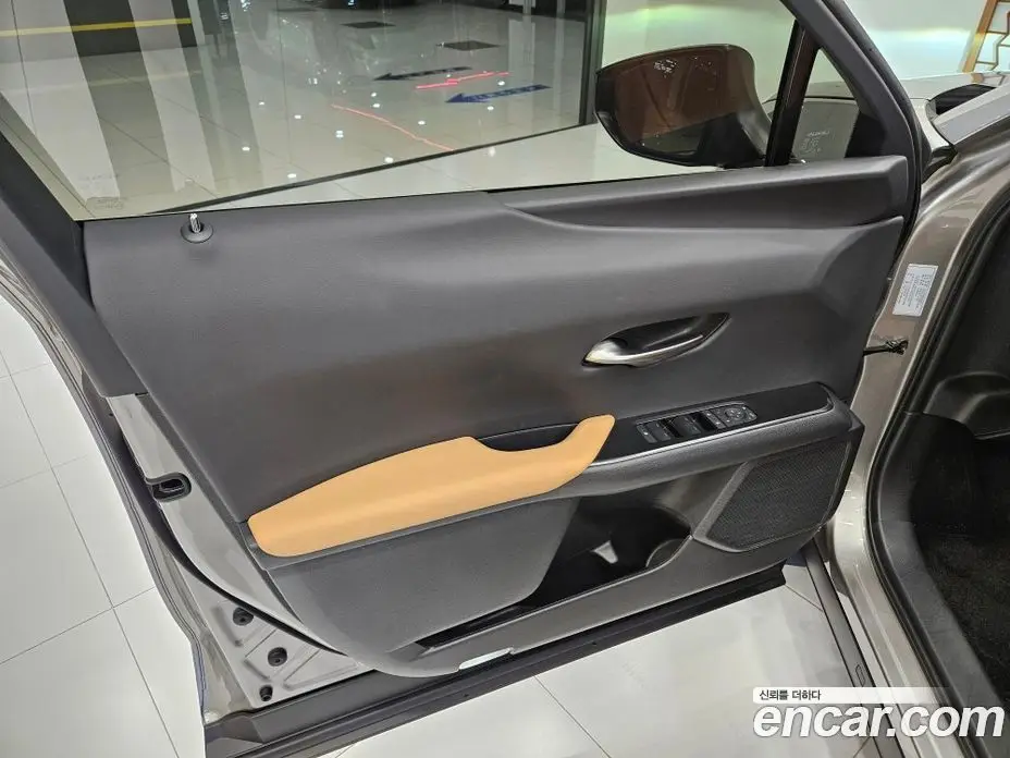 Lexus UX 2025 2.0 автомат (вариатор), фото 14 Lexus UX 2025 2.0 автомат (вариатор), фото 14