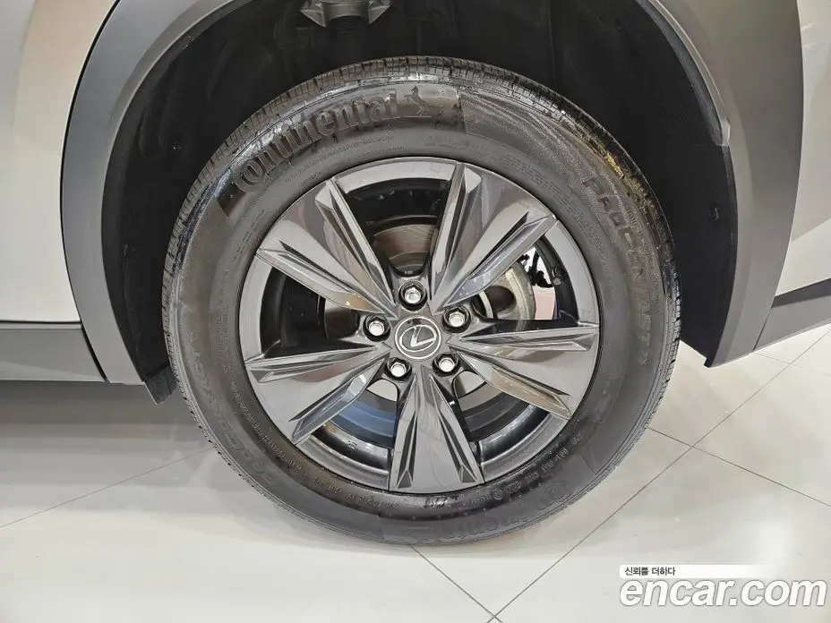 Lexus UX 2025 2.0 автомат (вариатор), фото 5 Lexus UX 2025 2.0 автомат (вариатор), фото 5