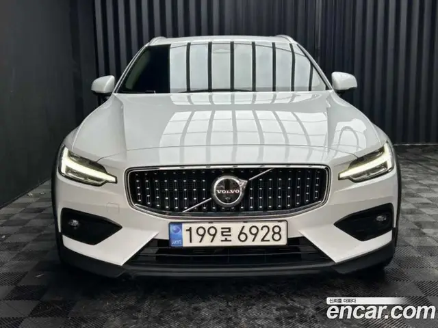Volvo V60, 2022, 49 900 км