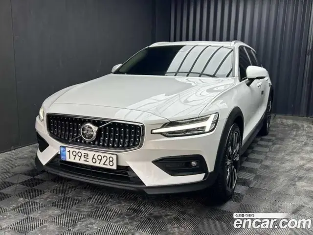 Volvo V60 2022 2.0 автомат (гидро), миниатюра 2