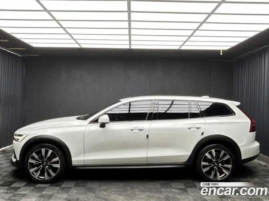 Volvo V60 2022 2.0 автомат (гидро), фото 3