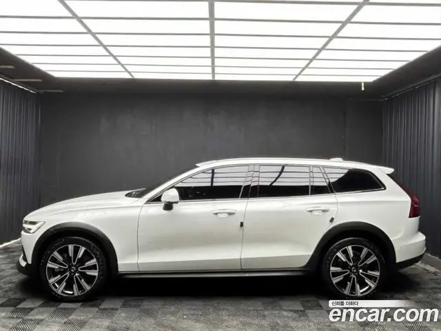 Volvo V60 2022 2.0 автомат (гидро), миниатюра 3