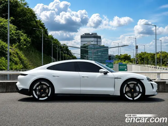 Porsche Taycan 2023 автомат (гидро), миниатюра 3