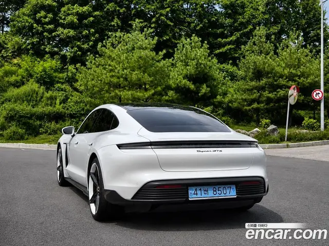 Porsche Taycan 2023 автомат (гидро), миниатюра 6