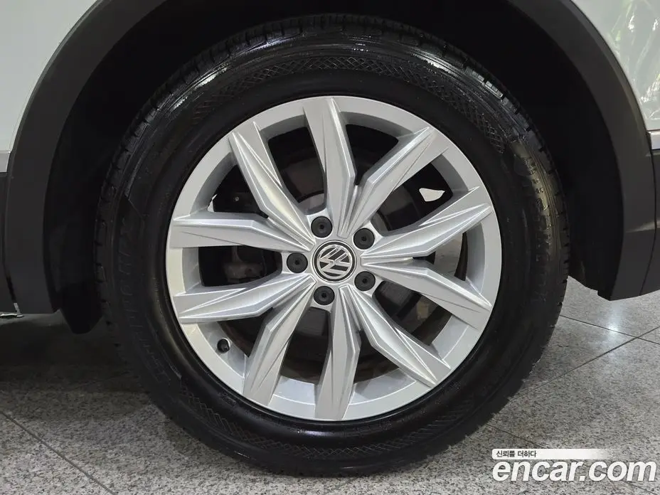 Volkswagen Tiguan 2018 2.0 автомат (гидро), фото 20