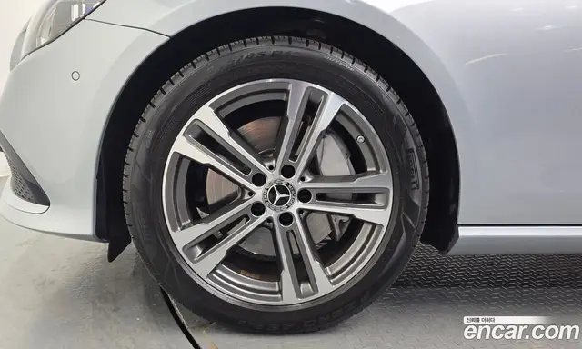 Mercedes-Benz E-Class 2022 2.0 автомат (гидро), миниатюра 5