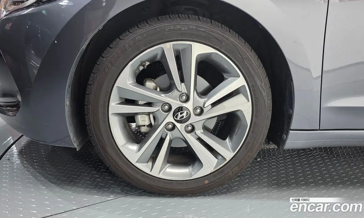 Hyundai Avante 2018 1.6 автомат (гидро), фото 4
