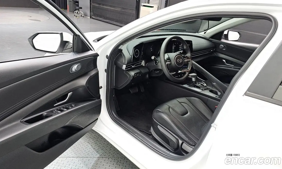 Hyundai Avante 2023 1.6 автомат (гидро), фото 13