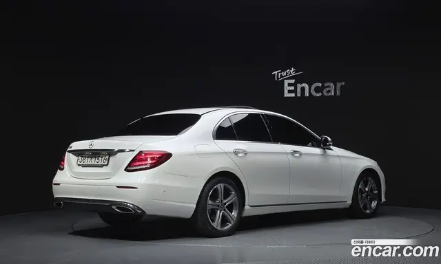 Mercedes-Benz E-Class 2019 2.0 автомат (гидро), миниатюра 2
