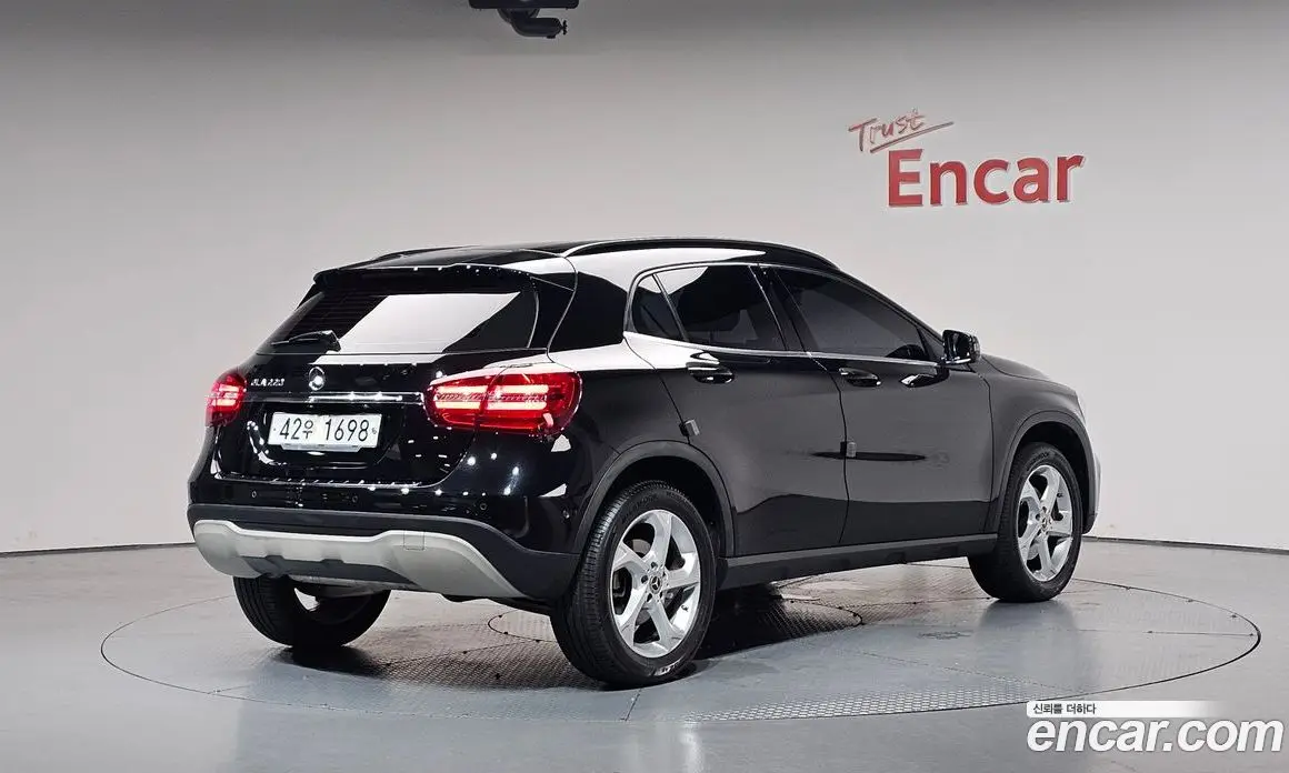 Mercedes-Benz GLA-Class 2018 2.0 автомат (гидро), фото 1 Mercedes-Benz GLA-Class 2018 2.0 автомат (гидро), фото 1
