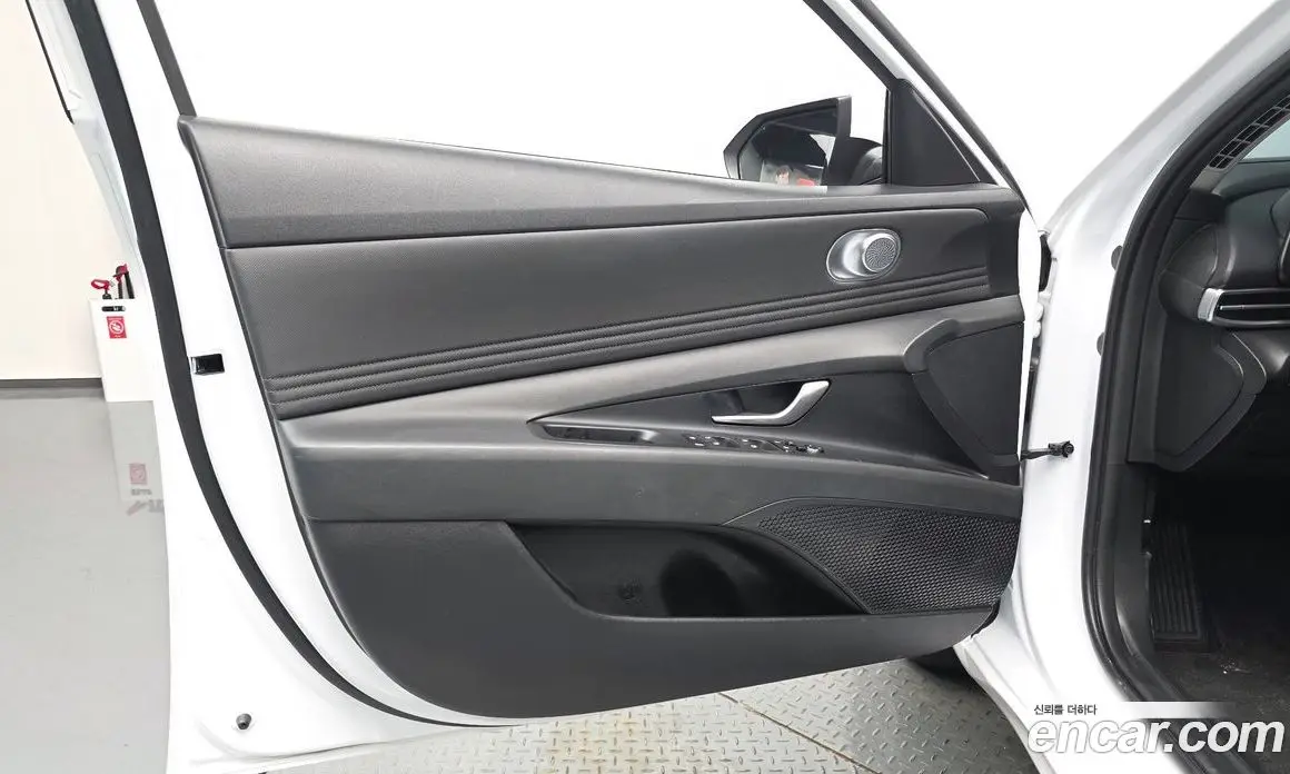 Hyundai Avante 2023 1.6 автомат (гидро), фото 13