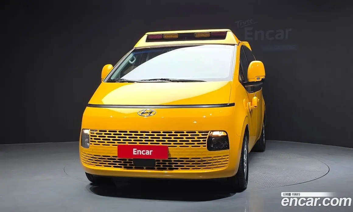Hyundai Staria 2023 3.5 автомат (гидро), фото 3