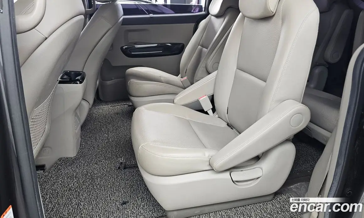 Kia Carnival 2017 2.2 автомат (гидро), фото 16 Kia Carnival 2017 2.2 автомат (гидро), фото 16
