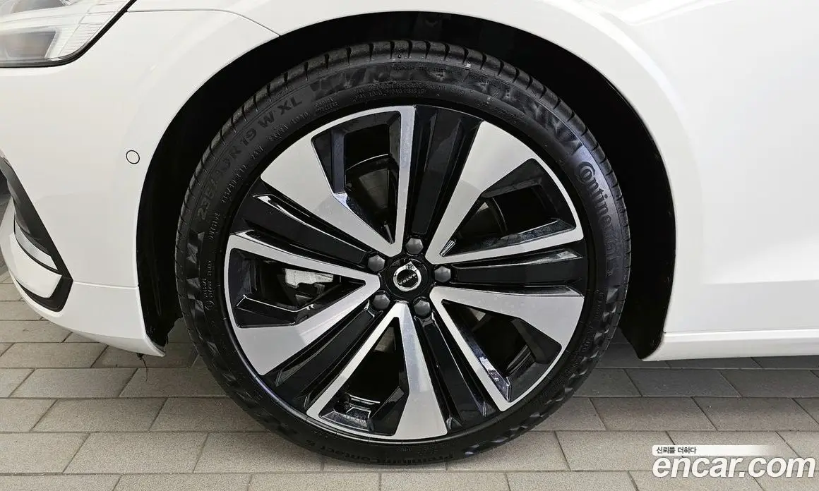 Volvo S60 2023 2.0 автомат (гидро), фото 5 Volvo S60 2023 2.0 автомат (гидро), фото 5