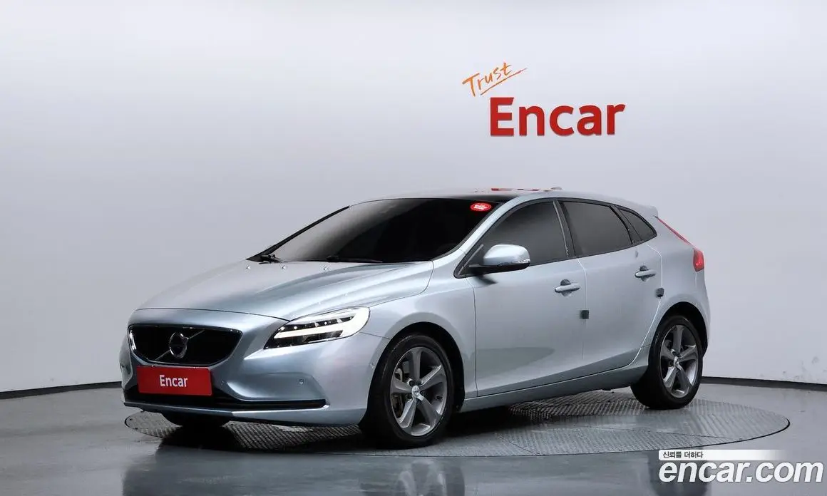 Volvo V40 2017 2.0 автомат (гидро), фото 1 Volvo V40 2017 2.0 автомат (гидро), фото 1