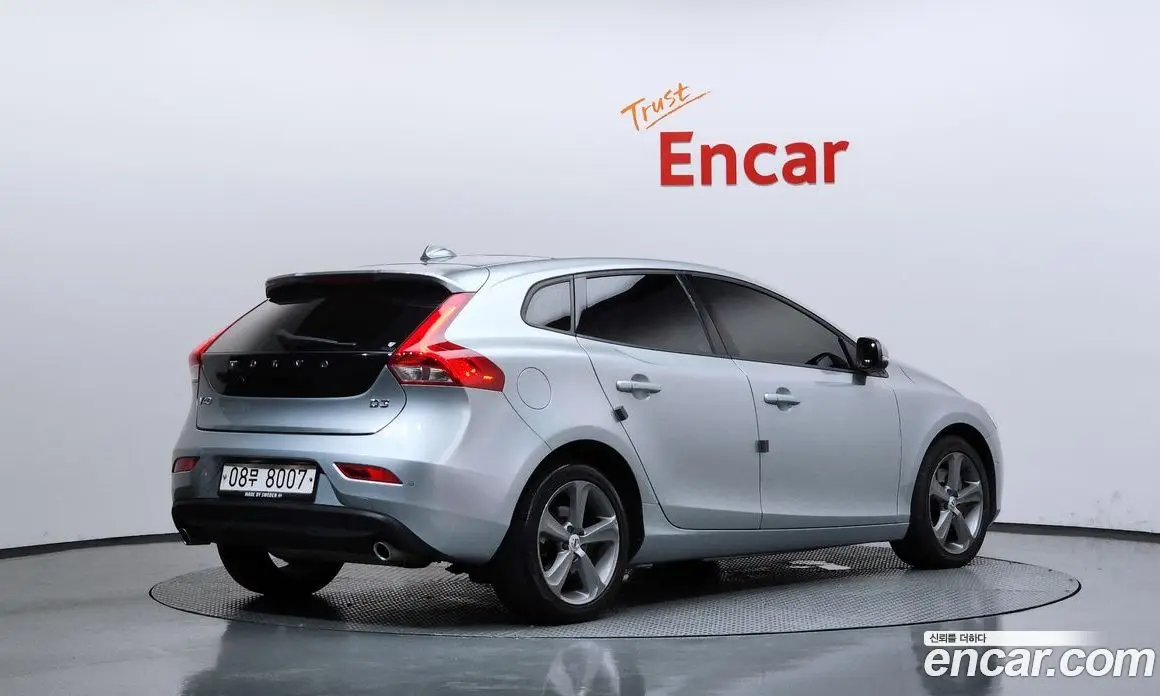 Volvo V40 2017 2.0 автомат (гидро), фото 2 Volvo V40 2017 2.0 автомат (гидро), фото 2
