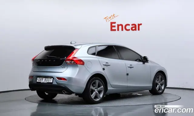 Volvo V40 2017 2.0 автомат (гидро), миниатюра 2 Volvo V40 2017 2.0 автомат (гидро), миниатюра 2