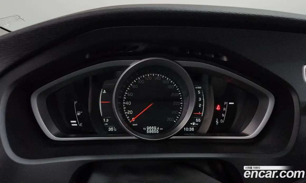 Volvo V40 2017 2.0 автомат (гидро), фото 11 Volvo V40 2017 2.0 автомат (гидро), фото 11
