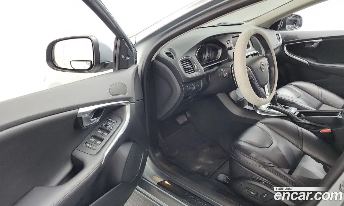 Volvo V40 2017 2.0 автомат (гидро), фото 13 Volvo V40 2017 2.0 автомат (гидро), фото 13