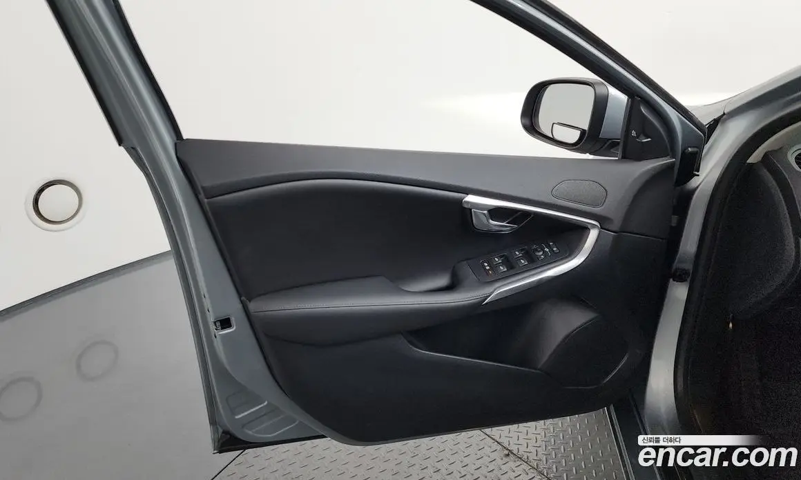 Volvo V40 2017 2.0 автомат (гидро), фото 14 Volvo V40 2017 2.0 автомат (гидро), фото 14