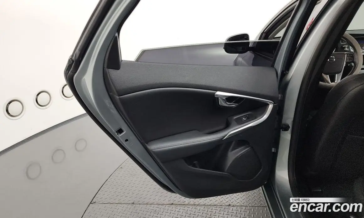 Volvo V40 2017 2.0 автомат (гидро), фото 15 Volvo V40 2017 2.0 автомат (гидро), фото 15