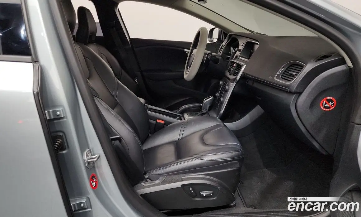 Volvo V40 2017 2.0 автомат (гидро), фото 16 Volvo V40 2017 2.0 автомат (гидро), фото 16