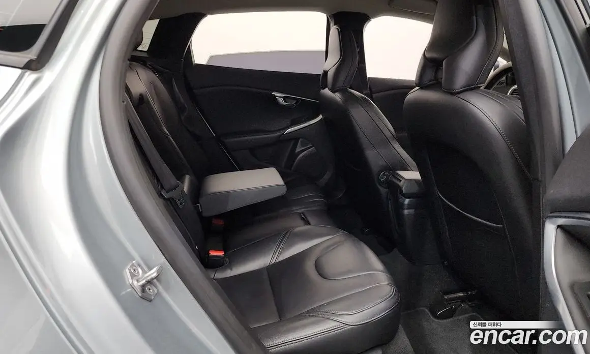 Volvo V40 2017 2.0 автомат (гидро), фото 17 Volvo V40 2017 2.0 автомат (гидро), фото 17